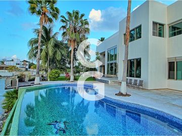 Casa en Venta en Cancun en Residencial Lagos del Sol Frente al Lago con 6 Rec