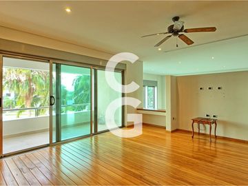 Casa en Venta en Cancun en Residencial Lagos del Sol Frente al Lago con 6 Rec