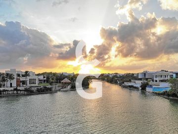 Casa en Venta en Cancun en Residencial Lagos del Sol Frente al Lago con 6 Rec