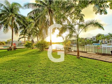 Casa en Venta en Cancun en Residencial Lagos del Sol Frente al Lago con 6 Rec