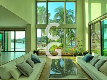 Casa en Venta en Cancun en Residencial Lagos del Sol Frente al Lago con 6 Rec