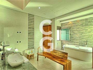 Casa en Venta en Cancun en Residencial Lagos del Sol Frente al Lago con 6 Rec
