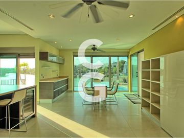 Casa en Venta en Cancun en Residencial Lagos del Sol Frente al Lago con 6 Rec