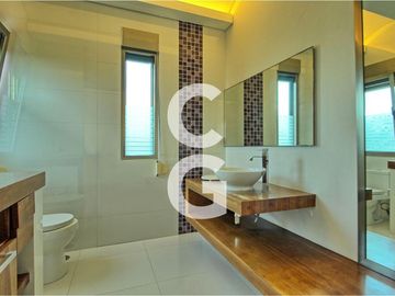 Casa en Venta en Cancun en Residencial Lagos del Sol Frente al Lago con 6 Rec