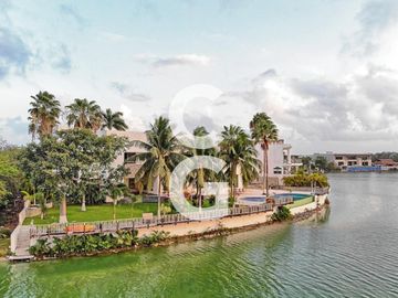 Casa en Venta en Cancun en Residencial Lagos del Sol Frente al Lago con 6 Rec