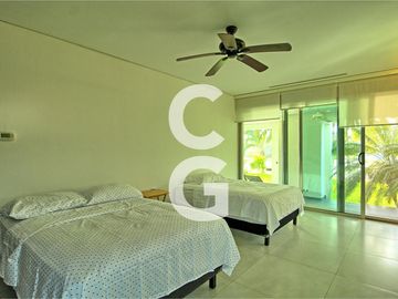 Casa en Venta en Cancun en Residencial Lagos del Sol Frente al Lago con 6 Rec