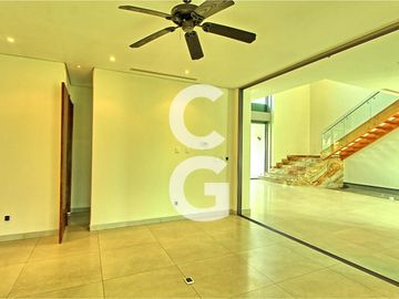Casa en Venta en Cancun en Residencial Lagos del Sol Frente al Lago con 6 Rec
