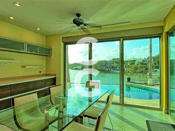 Casa en Venta en Cancun en Residencial Lagos del Sol Frente al Lago con 6 Rec