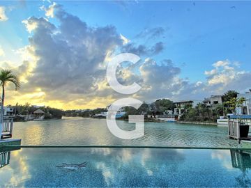 Casa en Venta en Cancun en Residencial Lagos del Sol Frente al Lago con 6 Rec