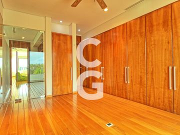 Casa en Venta en Cancun en Residencial Lagos del Sol Frente al Lago con 6 Rec