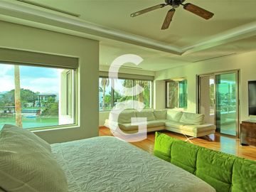Casa en Venta en Cancun en Residencial Lagos del Sol Frente al Lago con 6 Rec