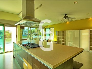 Casa en Venta en Cancun en Residencial Lagos del Sol Frente al Lago con 6 Rec