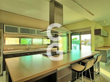 Casa en Venta en Cancun en Residencial Lagos del Sol Frente al Lago con 6 Rec