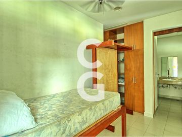 Casa en Venta en Cancun en Residencial Lagos del Sol Frente al Lago con 6 Rec
