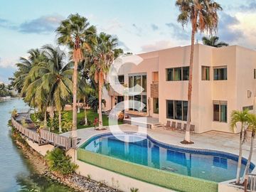 Casa en Venta en Cancun en Residencial Lagos del Sol Frente al Lago con 6 Rec