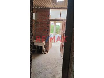 Vendo Casa Con Local Comercial - 71.54M2 En Plena Avenida Guzman Barrón – Urb. Sto Dominguito - $140,000
