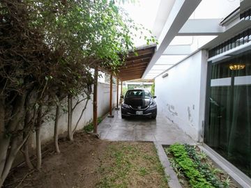 !!! Oportunidad Unica !!! Majestuosa Casa, Finos Acabados, Amplios Jardines y Andeneria