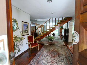 !!! Oportunidad Unica !!! Majestuosa Casa, Finos Acabados, Amplios Jardines y Andeneria