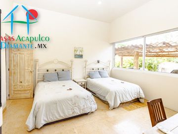 Casa en renta vacacional. Con terraza, alberca, jacuzzi, Pool bar, asoleadero, jardín