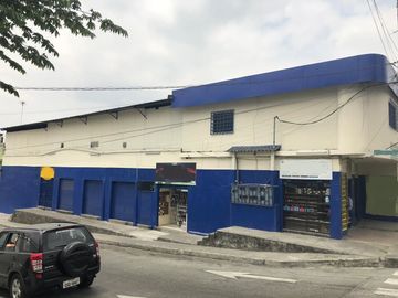 Venta de Bodega Industrial Comercial, 6 Locales y 2 Bodegas, 960 m² Construccion.