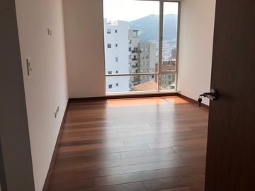 Vendo Departamento de  424.10 m2 en La González Suárez.