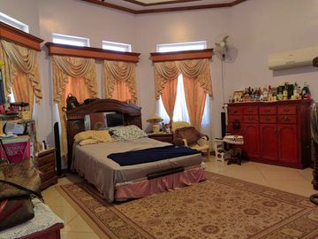 5 Bedroom Moroccan-American Large House in Castillejos, Zambales