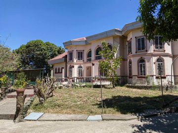 5 Bedroom Moroccan-American Large House in Castillejos, Zambales