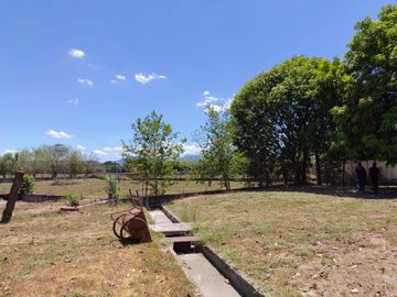 5 Bedroom Moroccan-American Large House in Castillejos, Zambales