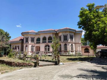 5 Bedroom Moroccan-American Large House in Castillejos, Zambales
