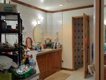 5 Bedroom Moroccan-American Large House in Castillejos, Zambales
