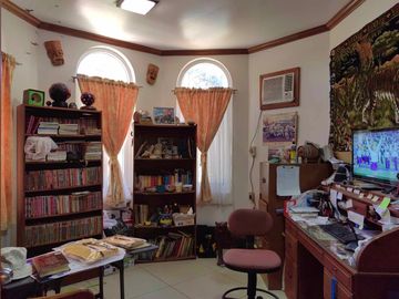 5 Bedroom Moroccan-American Large House in Castillejos, Zambales