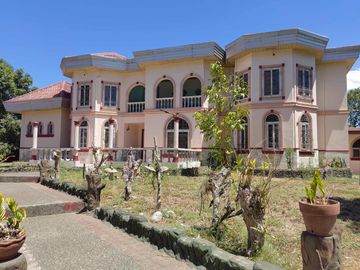 5 Bedroom Moroccan-American Large House in Castillejos, Zambales
