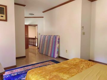 5 Bedroom Moroccan-American Large House in Castillejos, Zambales