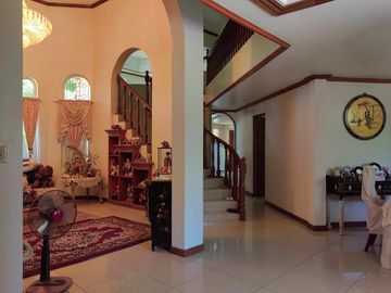 5 Bedroom Moroccan-American Large House in Castillejos, Zambales
