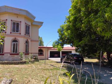 5 Bedroom Moroccan-American Large House in Castillejos, Zambales