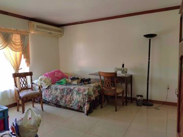 5 Bedroom Moroccan-American Large House in Castillejos, Zambales