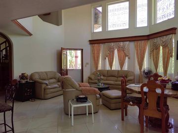 5 Bedroom Moroccan-American Large House in Castillejos, Zambales