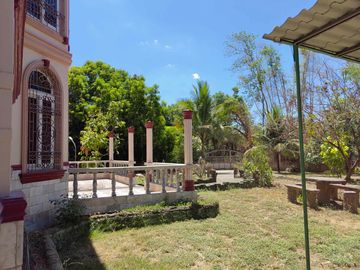 5 Bedroom Moroccan-American Large House in Castillejos, Zambales