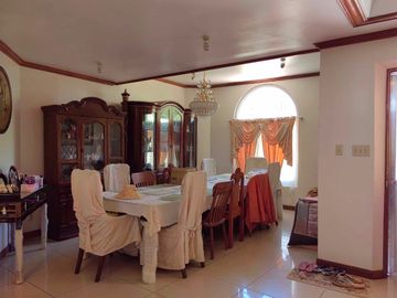 5 Bedroom Moroccan-American Large House in Castillejos, Zambales
