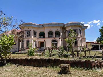 5 Bedroom Moroccan-American Large House in Castillejos, Zambales