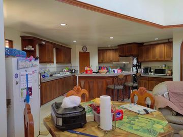 5 Bedroom Moroccan-American Large House in Castillejos, Zambales