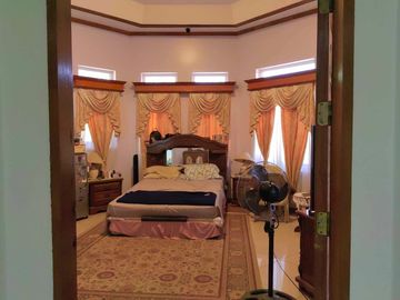 5 Bedroom Moroccan-American Large House in Castillejos, Zambales