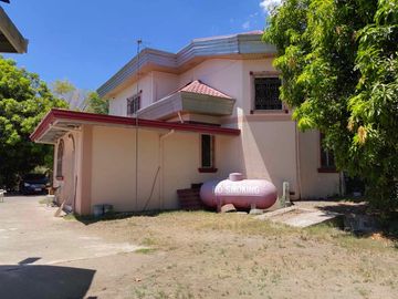 5 Bedroom Moroccan-American Large House in Castillejos, Zambales