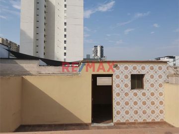 Venta De Amplio Departamento En Segundo Piso Con Aires En Tercer Y Cuarto Piso En Magdalena