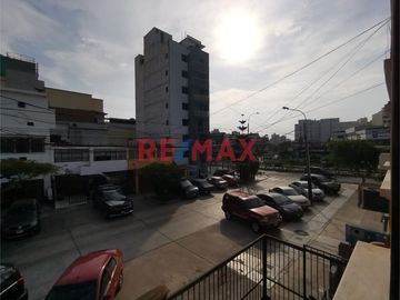 Venta De Amplio Departamento En Segundo Piso Con Aires En Tercer Y Cuarto Piso En Magdalena