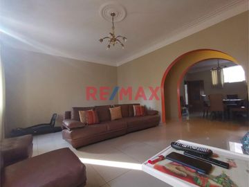 Venta De Amplio Departamento En Segundo Piso Con Aires En Tercer Y Cuarto Piso En Magdalena