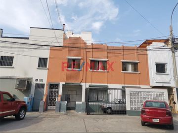 Venta De Amplio Departamento En Segundo Piso Con Aires En Tercer Y Cuarto Piso En Magdalena