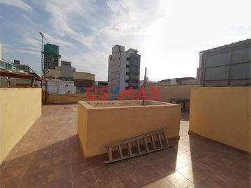 Venta De Amplio Departamento En Segundo Piso Con Aires En Tercer Y Cuarto Piso En Magdalena