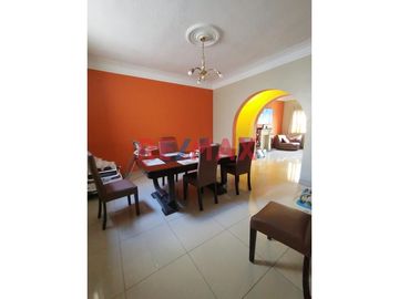 Venta De Amplio Departamento En Segundo Piso Con Aires En Tercer Y Cuarto Piso En Magdalena