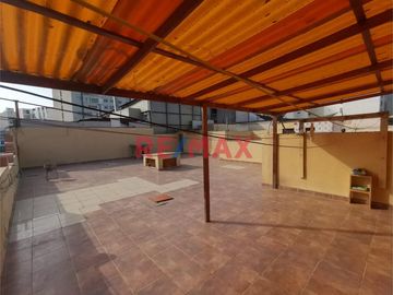 Venta De Amplio Departamento En Segundo Piso Con Aires En Tercer Y Cuarto Piso En Magdalena